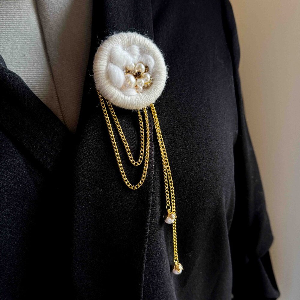 White Wool Pearl Brooch With Gold Chains - Picture 5 of 13